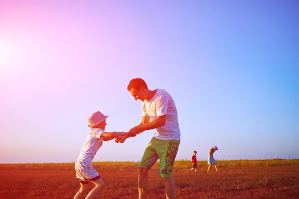 Familia en el campo — Foto de Stock