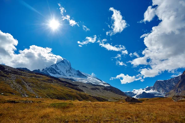 Montañas cubiertas de nieve . — Foto de Stock