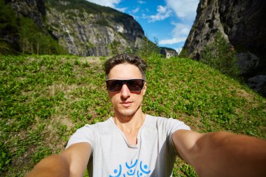 sabah Dağları arka plan üzerinde genç adam