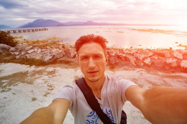 Kumsaldaki genç adam.