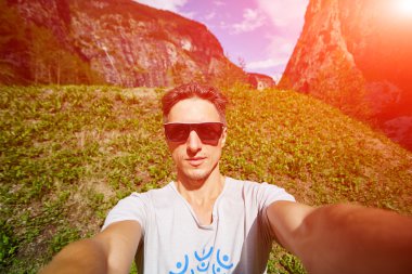 sabah Dağları arka plan üzerinde genç adam