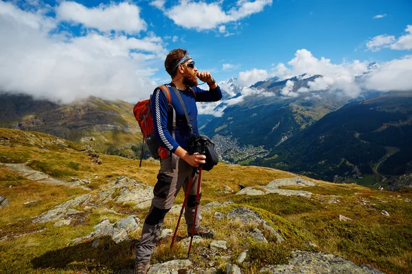Wanderer auf dem Gipfel eines Passes — Stockfoto