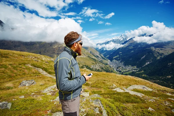 Hiker at the top of a pass — Stock Photo, Image