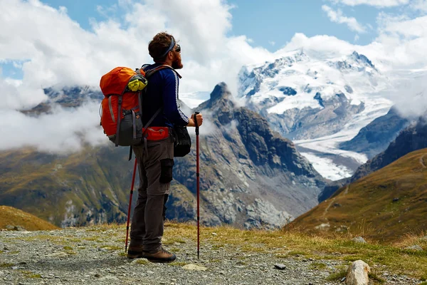 Caminhante no topo de um passe — Fotografia de Stock