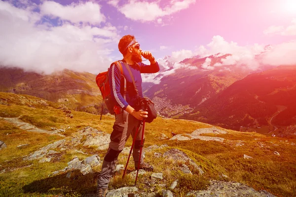 Vandrare på toppen av ett pass — Stockfoto