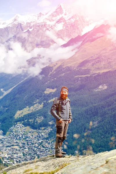 Hiker at the top of a pass — Stock Photo, Image