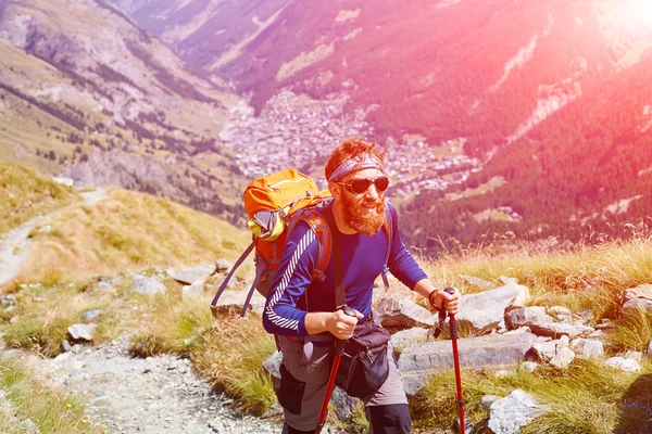 Excursionista en la parte superior de un pase — Foto de Stock