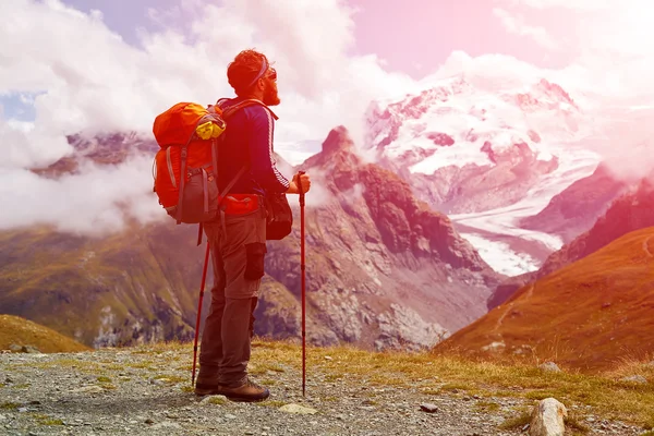 Hiker at the top of a pass — Stock Photo, Image