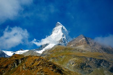 Dağları kar maskeli.