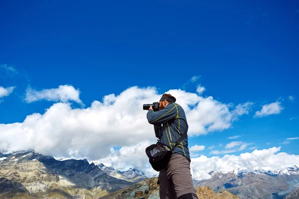 Photographe de randonnée prenant des photos — Photo