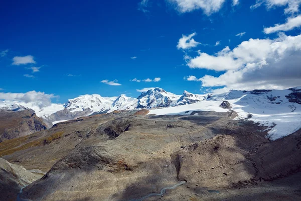 Montañas cubiertas de nieve . — Foto de Stock