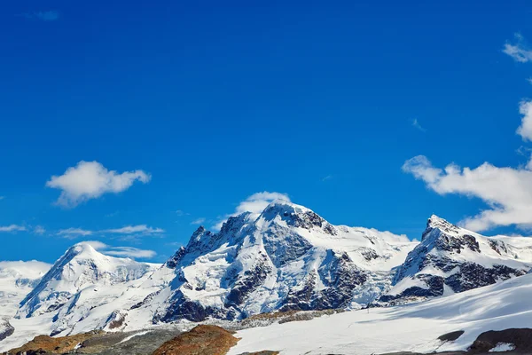 Sneeuw bedekte bergen. — Stockfoto