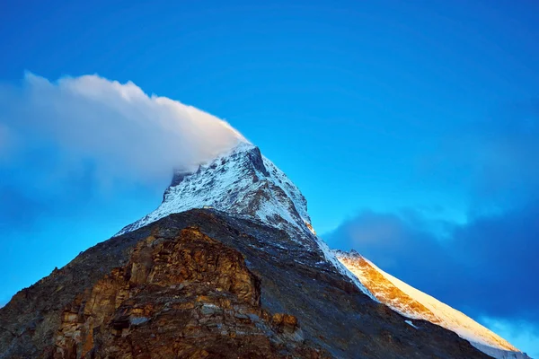 Montagnes enneigées . — Photo