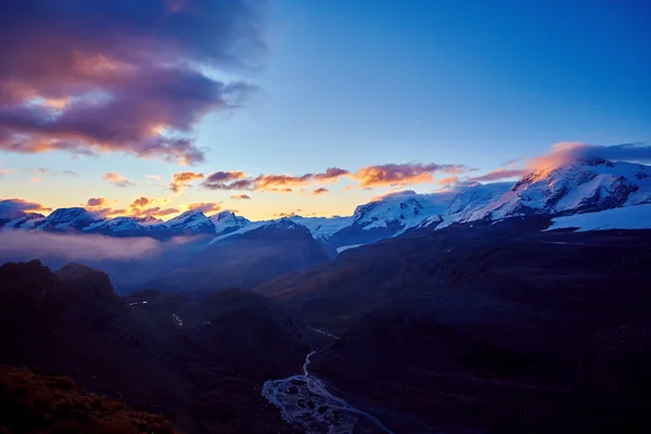 Lever de soleil dans les montagnes — Photo