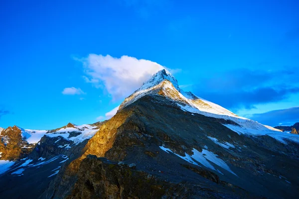 Montagnes enneigées . — Photo