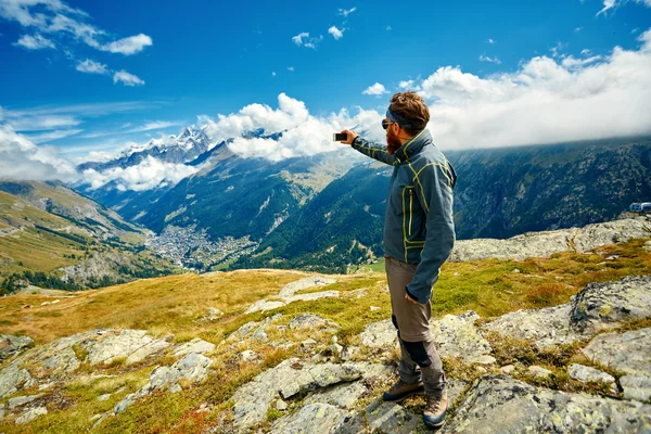 Турист на вершине перевала — стоковое фото