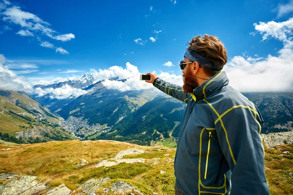 Hiker at the top of a pass — Stock Photo, Image