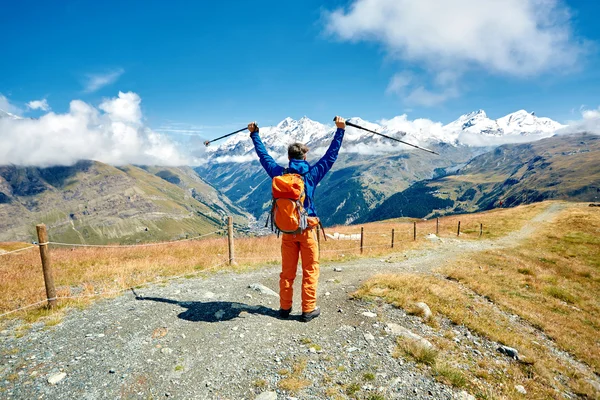 Excursionista en la parte superior de un pase — Foto de Stock