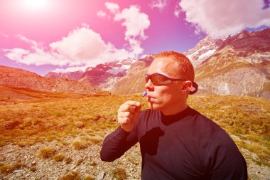 Dağlarda yürüyüş yapan