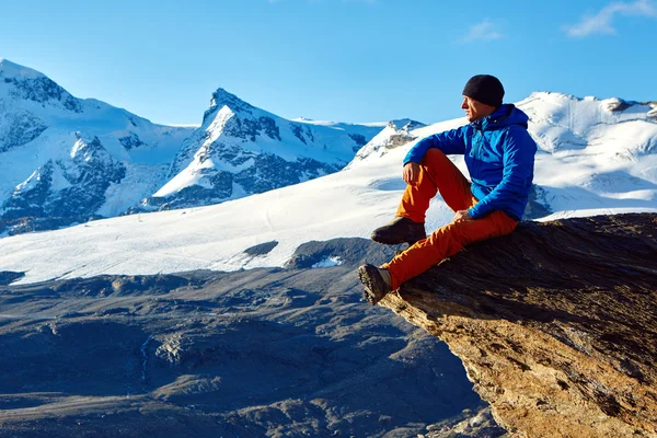 Turysta na szczycie przełęczy — Zdjęcie stockowe