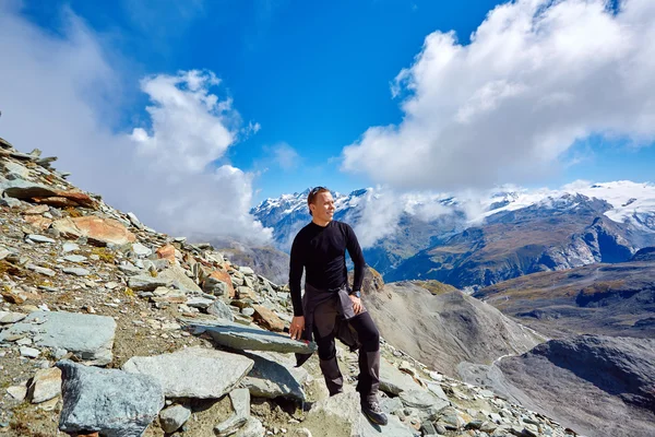 Vandrare på toppen av ett pass — Stockfoto