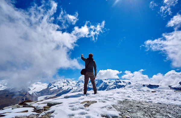Turysta na szczycie przełęczy — Zdjęcie stockowe