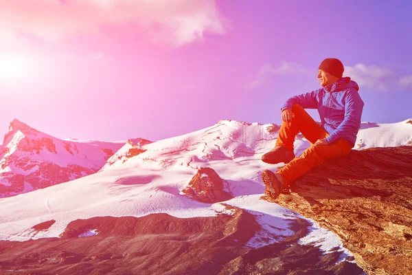 Hiker at the top of a pass — Stock Photo, Image