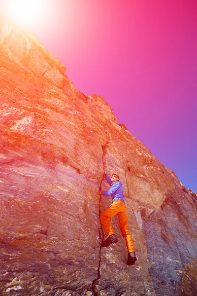 Bergsteiger erklimmt Klippe — Stockfoto