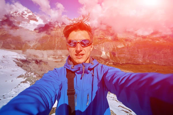 Hiker at the top of a pass — Stock Photo, Image