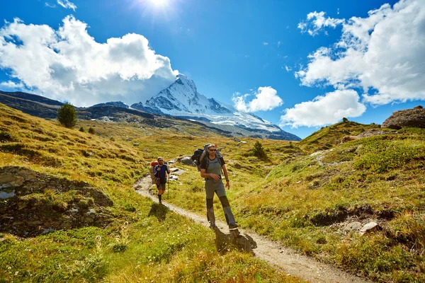 Hikers in the mountains — Stock Photo, Image
