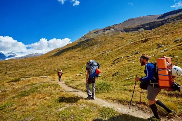 Caminhantes nas montanhas — Fotografia de Stock