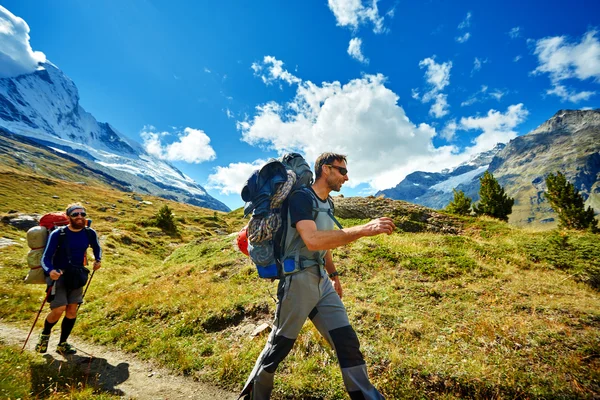 Excursionistas en las montañas — Foto de Stock