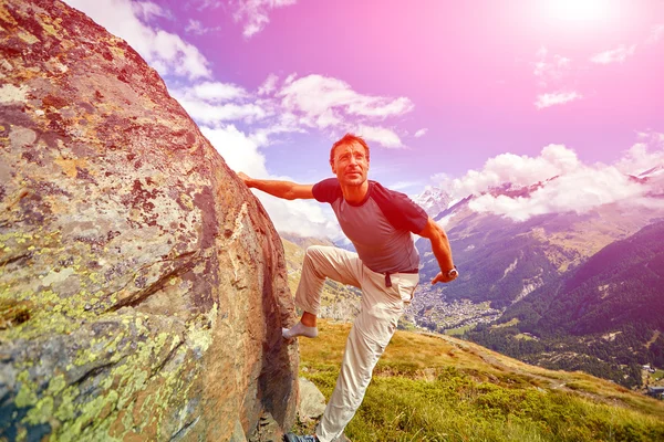 Bergsteiger erklimmt Klippe — Stockfoto