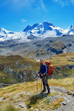 Dağlarda yürüyüş yapan