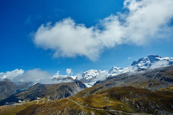 Montañas cubiertas de nieve . — Foto de Stock