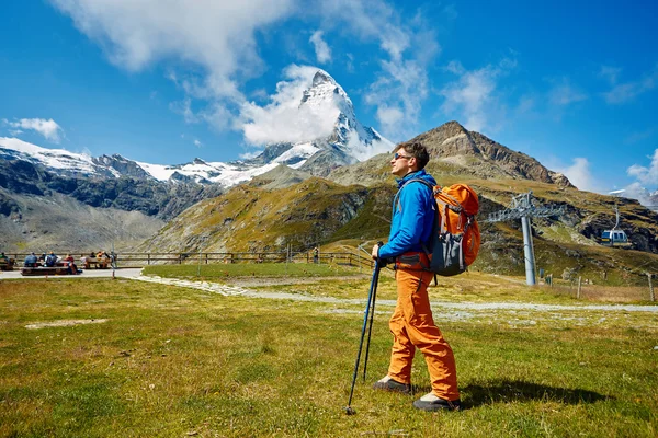 Hiker in the mountains — Stock Photo, Image