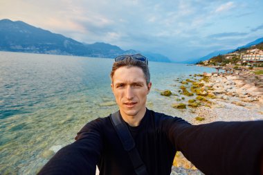 Kumsaldaki genç adam.