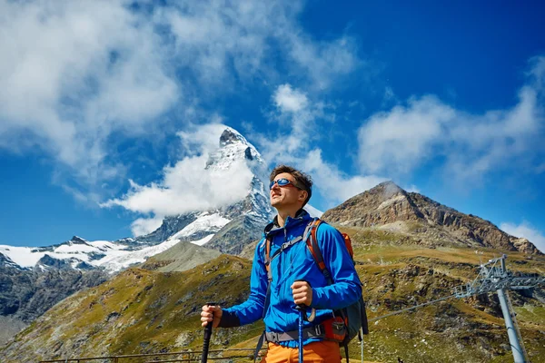 Excursionista en las montañas — Foto de Stock