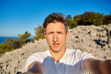 Uçurumdaki genç adam