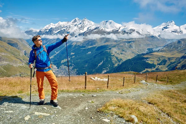 Hiker in the mountains — Stock Photo, Image