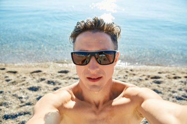 Kumsaldaki genç adam.