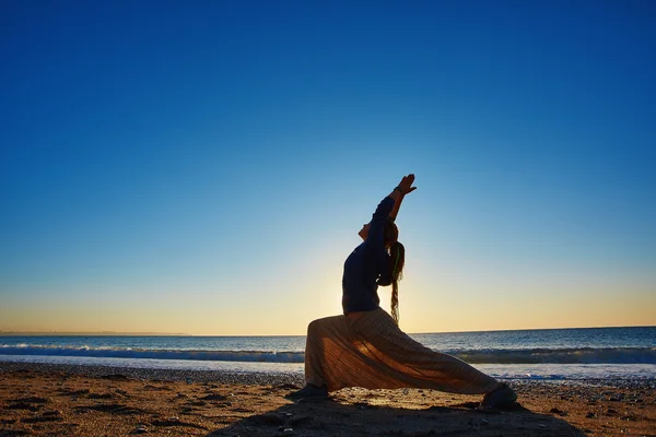 Mujer joven haciendo yoga — Foto de Stock