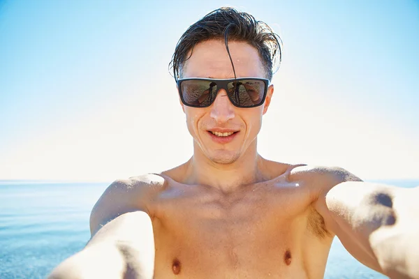 Jongeman op het strand — Stockfoto