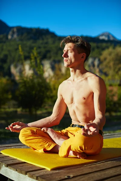 Joven haciendo yoga — Foto de Stock