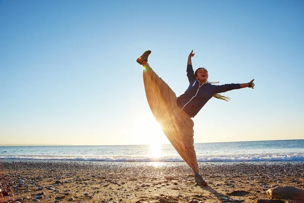 Jonge meisje op het strand — Stockfoto