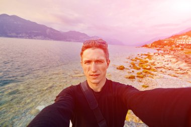 Kumsaldaki genç adam.