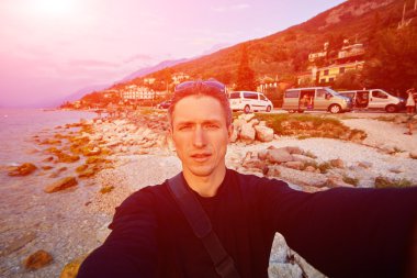 Kumsaldaki genç adam.