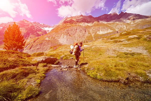 Caminhante nas montanhas — Fotografia de Stock