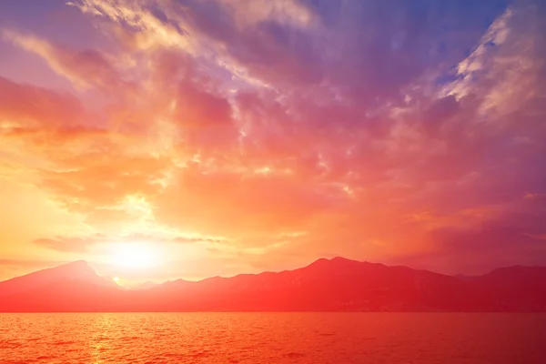 Garda järvi auringonlaskun aikaan — kuvapankkivalokuva
