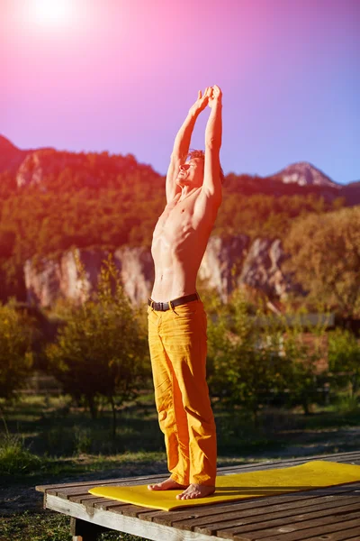 Jeune homme faisant du yoga — Photo